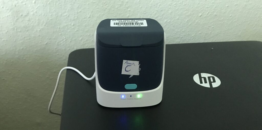 Eine Pluslife-Testmaschine steht auf einem Drucker.