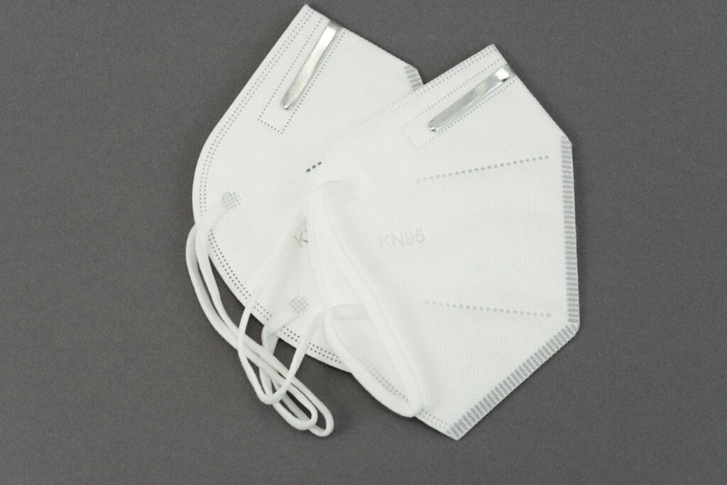 Zwei aufeinander liegende FFP2-Masken.